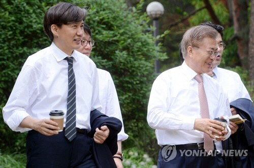 문재인 대통령과 조국 민정수석 자료 사진(사진=연합뉴스)